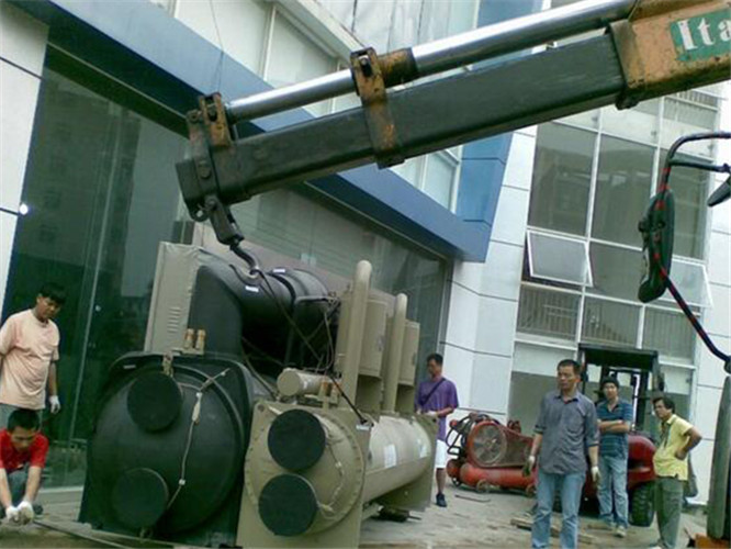 雨花台区随车吊和汽车吊的核心区别是什么？哪种更省钱？